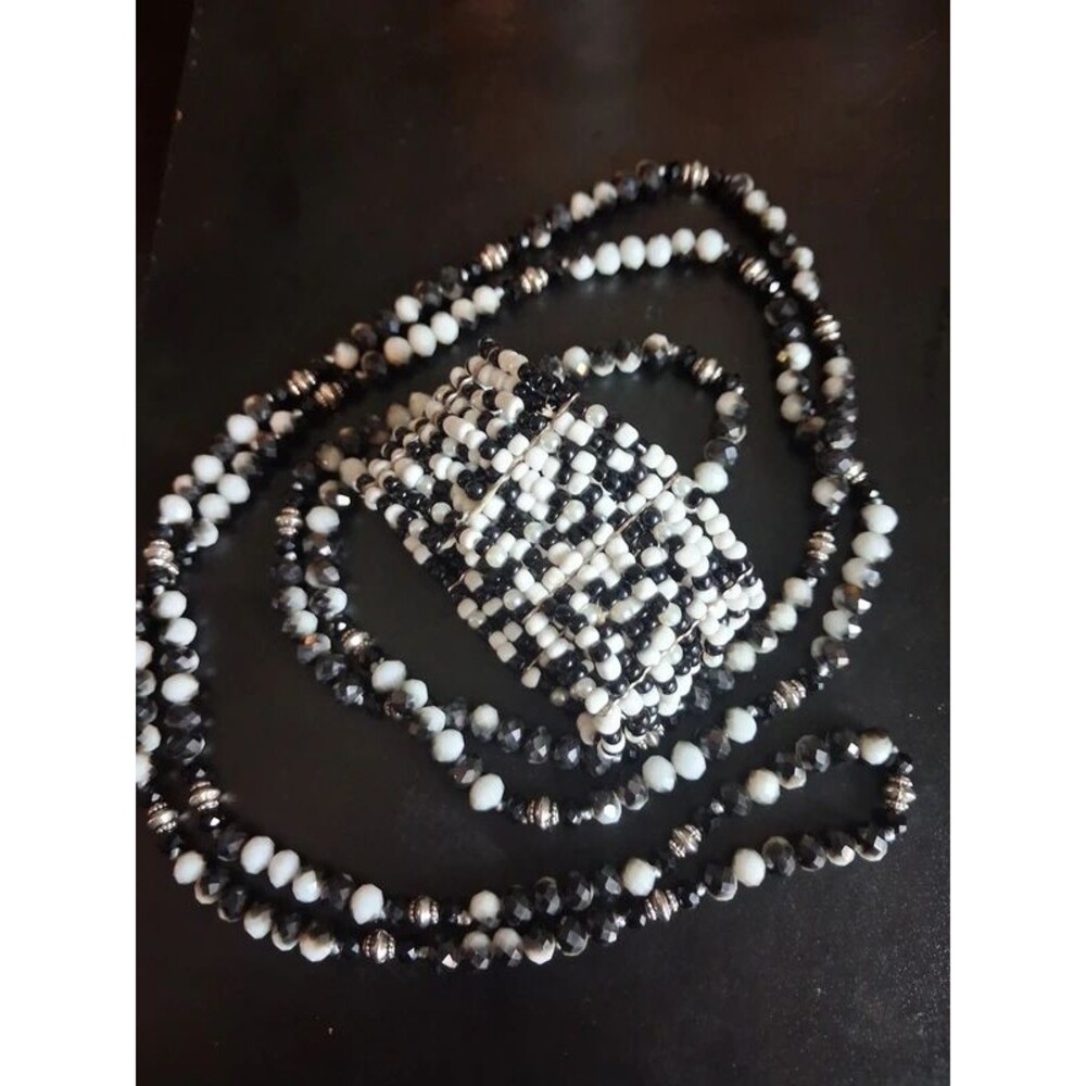Black and white glass beaded necklace and bracelet